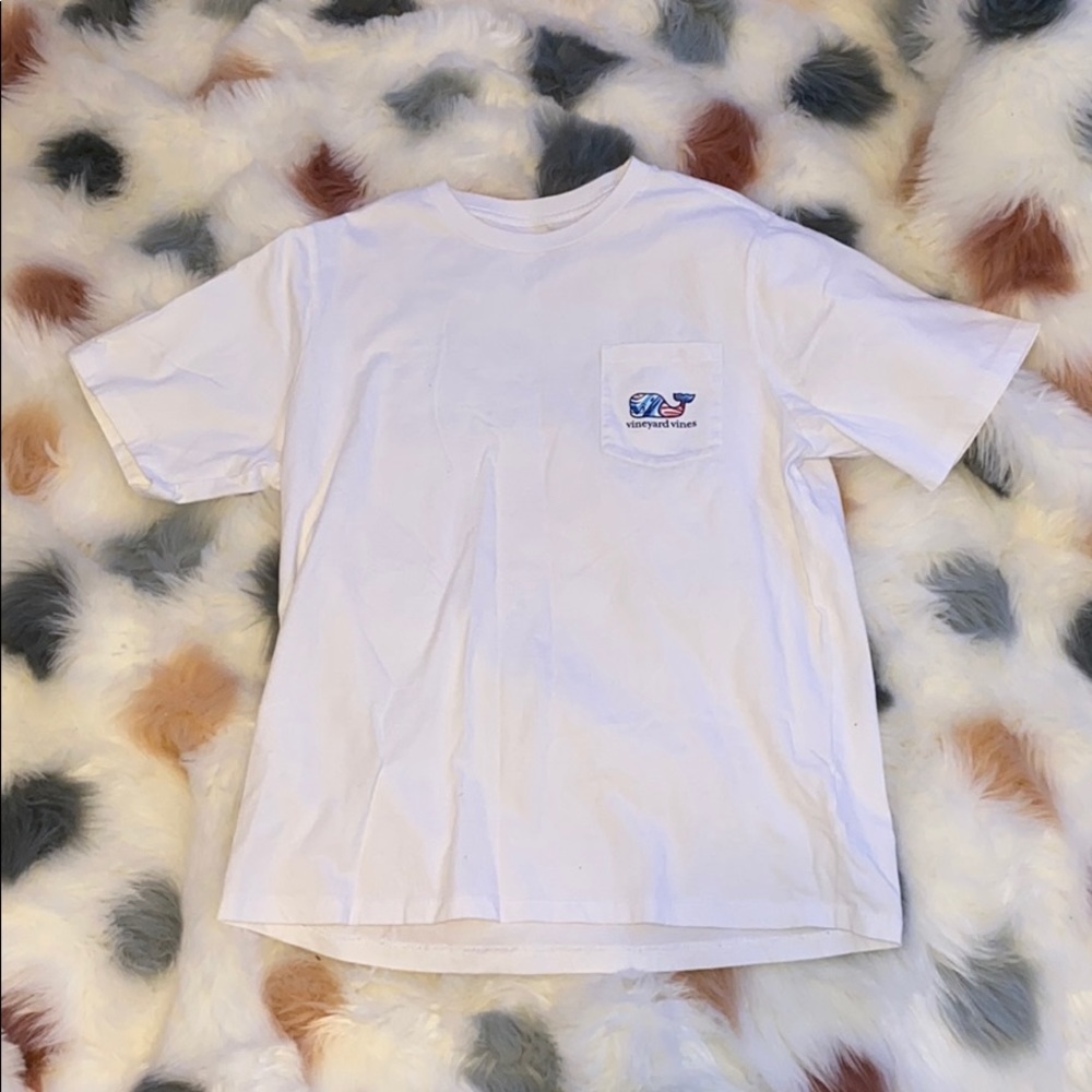 White vineyard vines short sleeve pocket tee